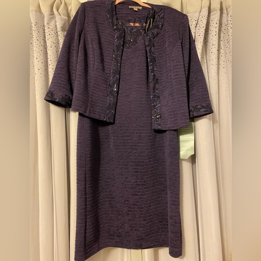 Brand: Maya Brooks
Size: 14, PTP- 20”, Length- 40”
Color: Grape